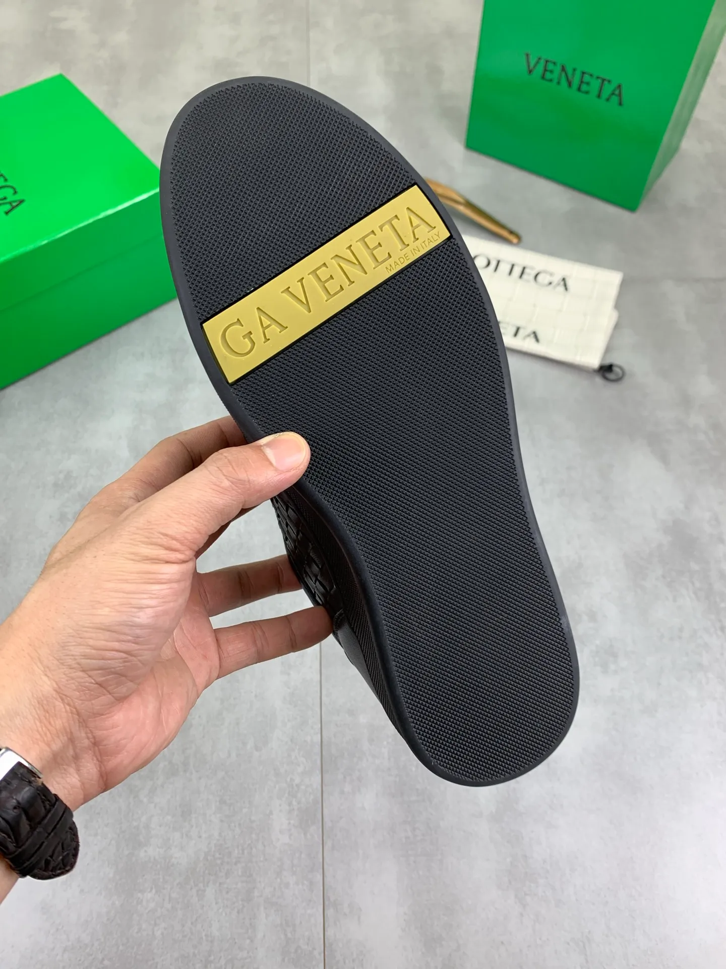 Factory price P720 💰Top quality💎💎💎 BOTTEGA VENETA official website synchronous couple👫The latest top version of the highest version of BV high-top casual shoes in the market, accept material comparison, shoe type comparison, process comparison, practical and textured, versatile, suitable for any occasion, the more you look at it, the more flavorful it becomes. Pure hand-woven craftsmanship - upper material, imported original woven calfskin - high-quality water-dyed cowhide inside - original private model customized outsole -Size: male 39-44 (customized 38 45 46) female 35-39 (customized 34 40 41) Comes with original BV green box, complete packaging.